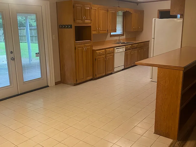 223 Driftwood St — Photo 4