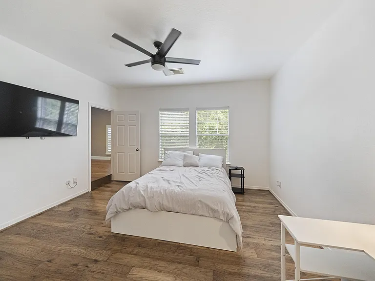 Queen Bed/ TV/Fan/Desk