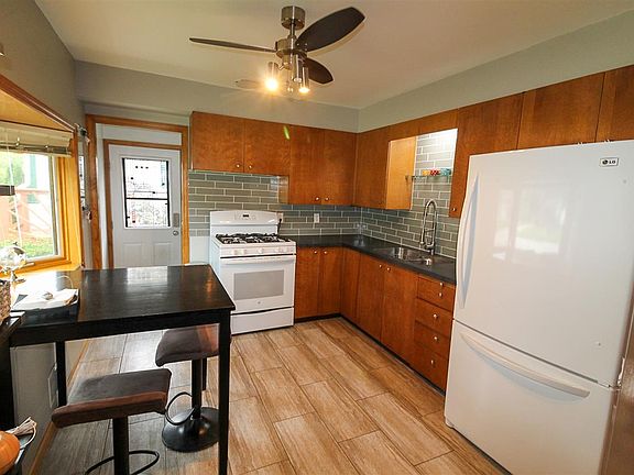 5th image of 385 Arlington Ave
