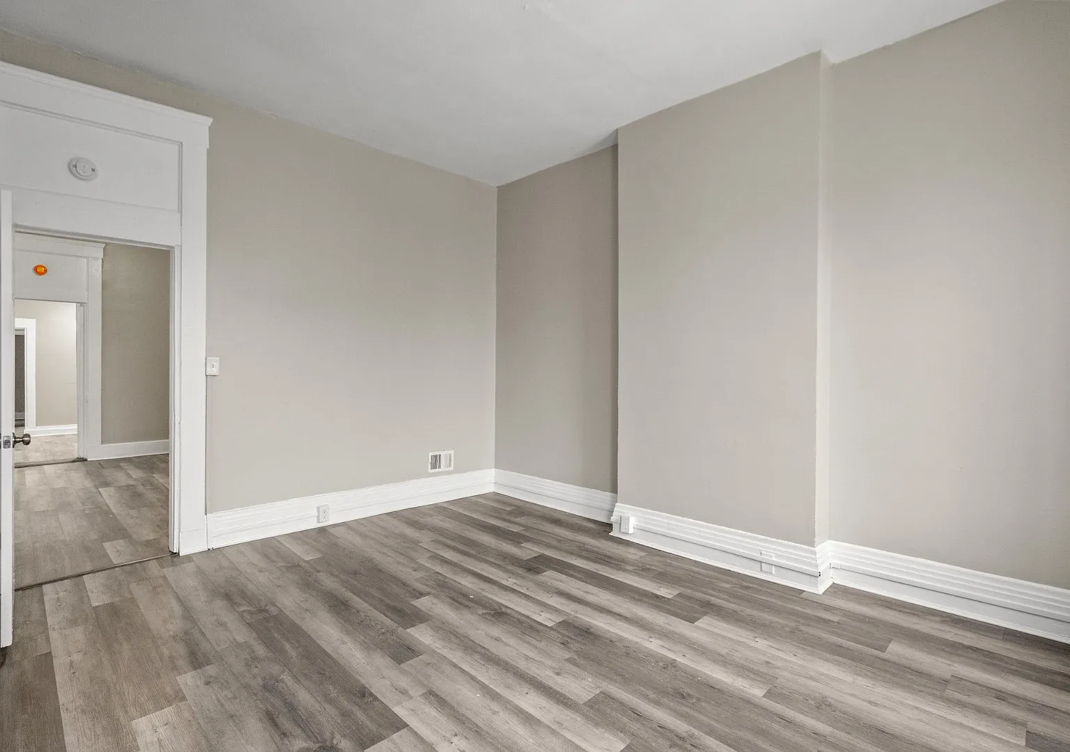 336 W 8th St - 336 W - unit 3 — Photo 3