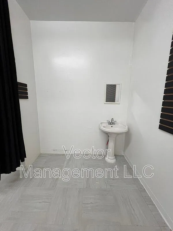 Studio, 1.0 bath, 274 sqft, $800 — Photo 4