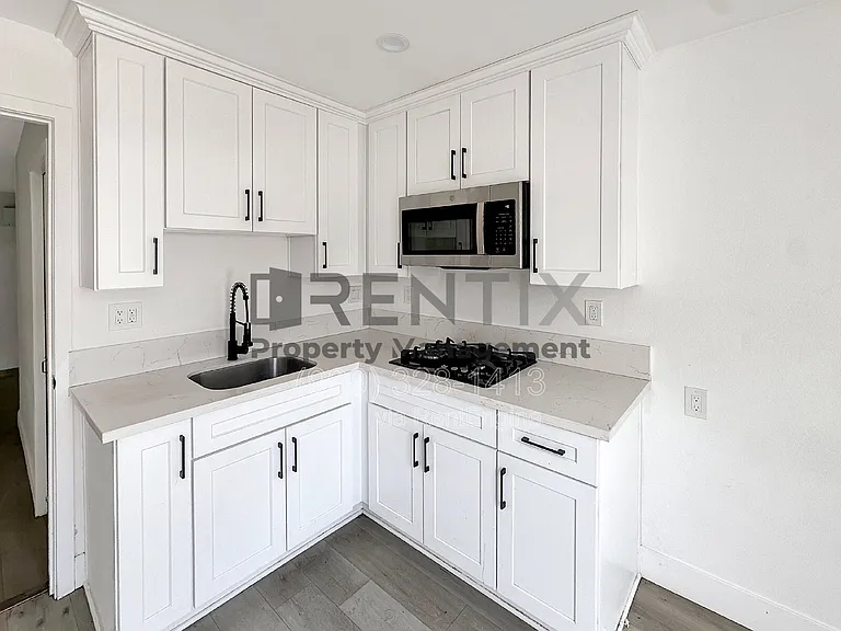 933 1/2 E Kingsley Ave — Photo 4