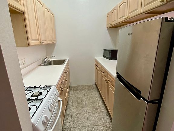 4th image of 457 W 46th St #5AB