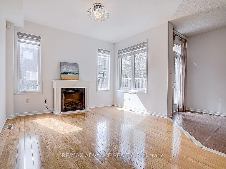 137 Laramie Cres — Photo 7