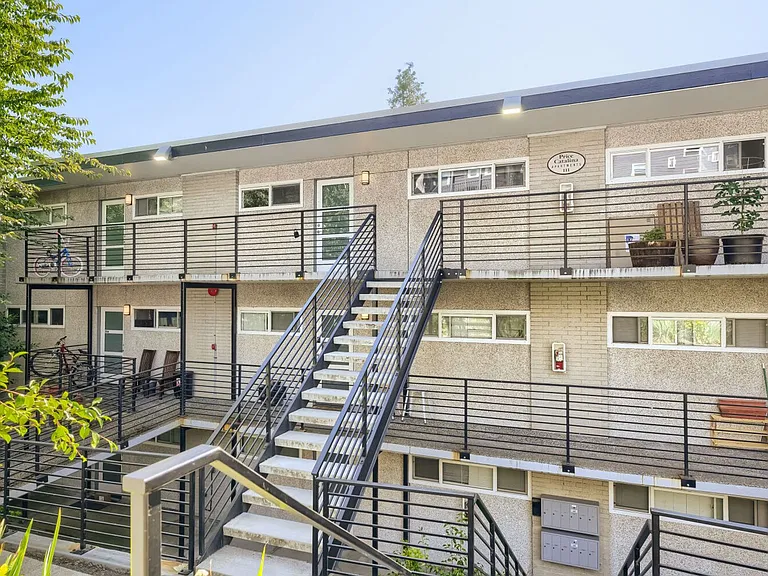 Catalina Apartments — Photo 17