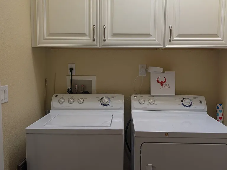 1076 N Jackson Ave — Photo 3