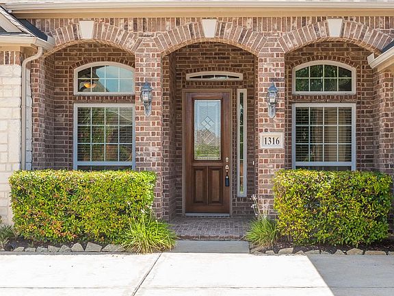 3rd image of 1316 Altavilla Ln