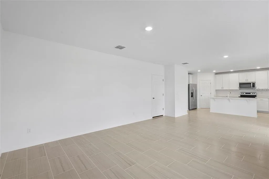 4 bed, 2.5 bath, 2339 sqft, $2,600 — Photo 3