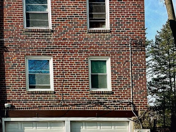 2nd image of 310 E Evergreen Ave