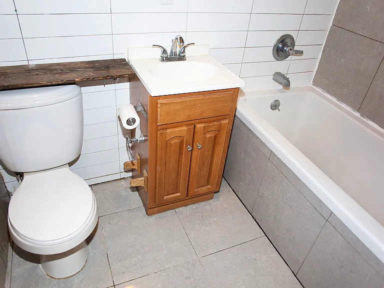 325 Melrose St #3R — Photo 4