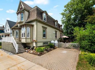 51 Fox St, Lunenburg, NS B0J 2C0
