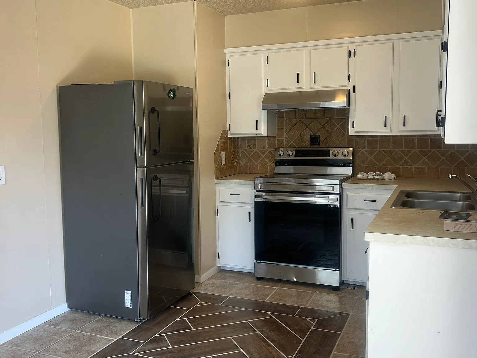 3 bed, 1000 sqft, $1,300 — Photo 2