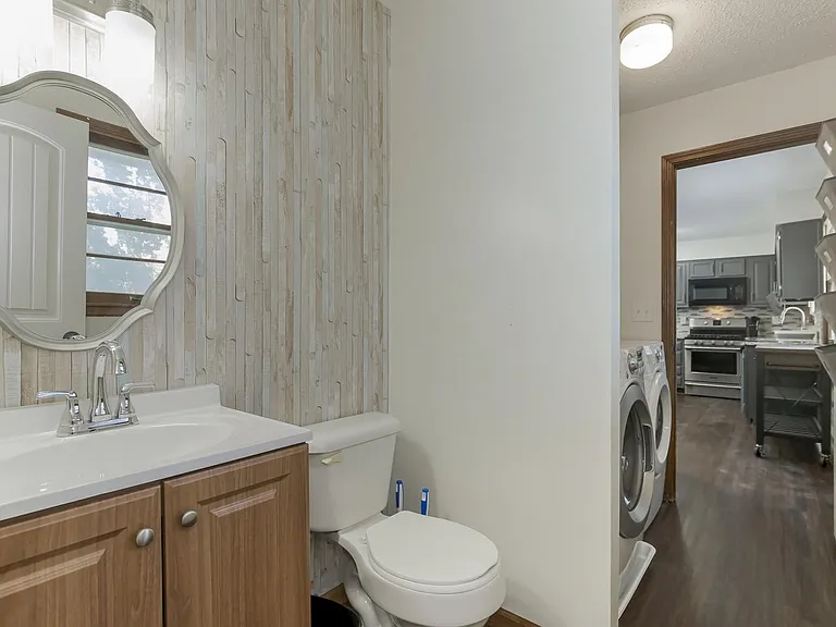 300 SE Chicago St — Photo 15
