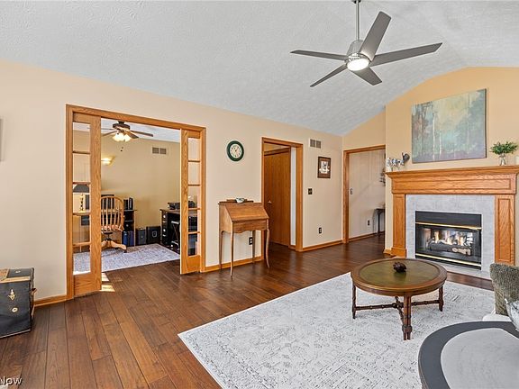 5th image of 976 Rosemarie Cir