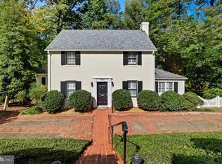 6032 Grove Dr, Alexandria, VA 22307