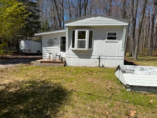 202 Highland Dr, Roscommon, MI 48653