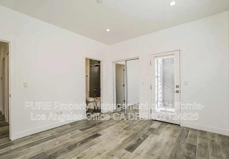 1340 N Kenmore Ave — Photo 16