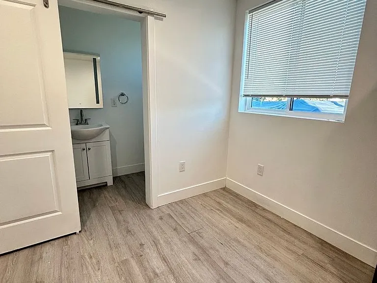 1571 W 37th Pl — Photo 8