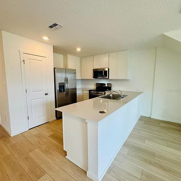 813 Lynx St — Photo 3