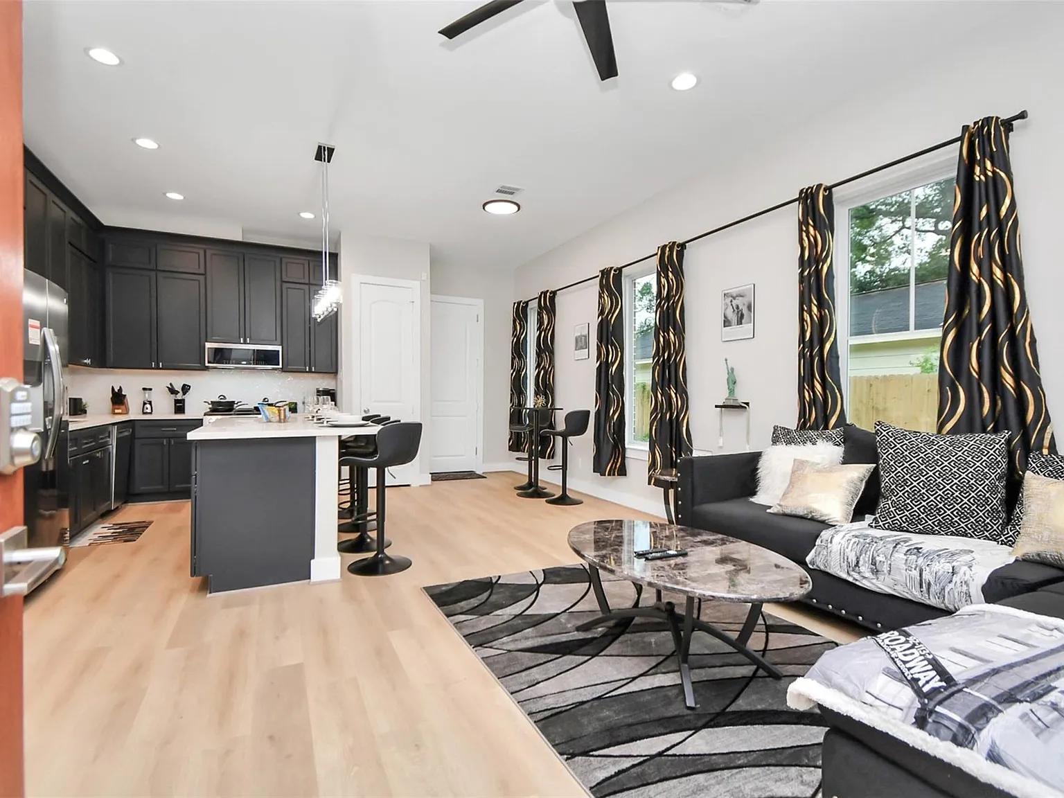 3 bed, 2.5 bath, 1650 sqft, $2,700 — Photo 3