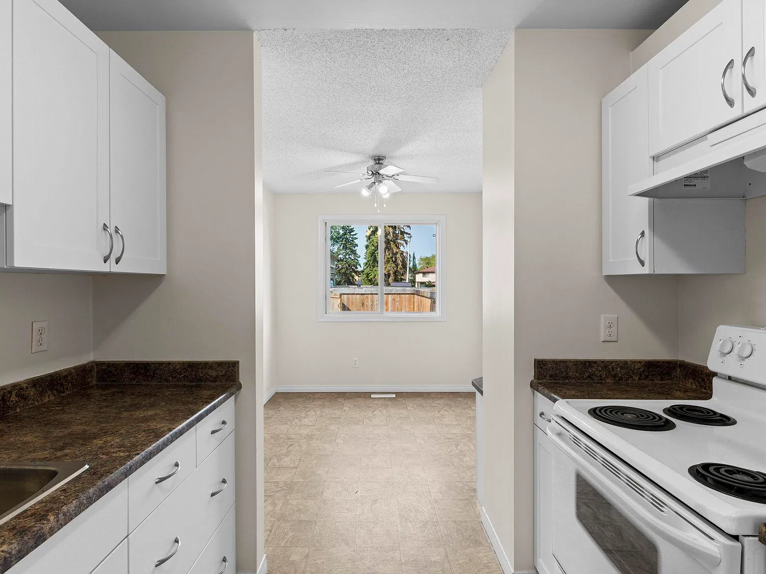 Lymburn Lane 3 Bed Townhomes | Cat-Friendly | Parking Included — Photo 1