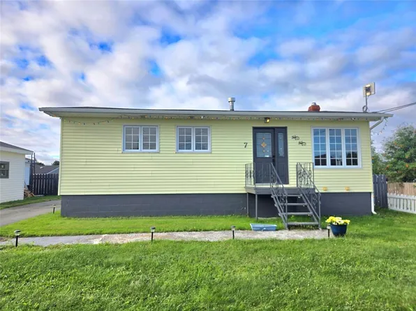 7 Coopers Avenue, Grand Falls-Windsor, NL A2B1G8