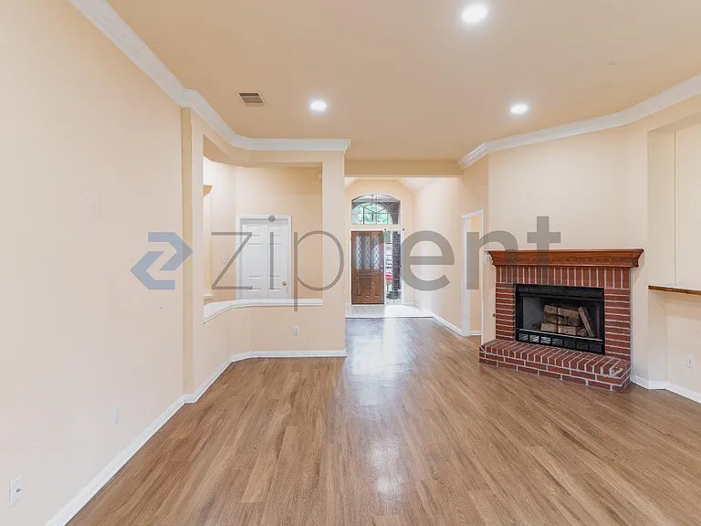 1215 Timber Bend Dr — Photo 2