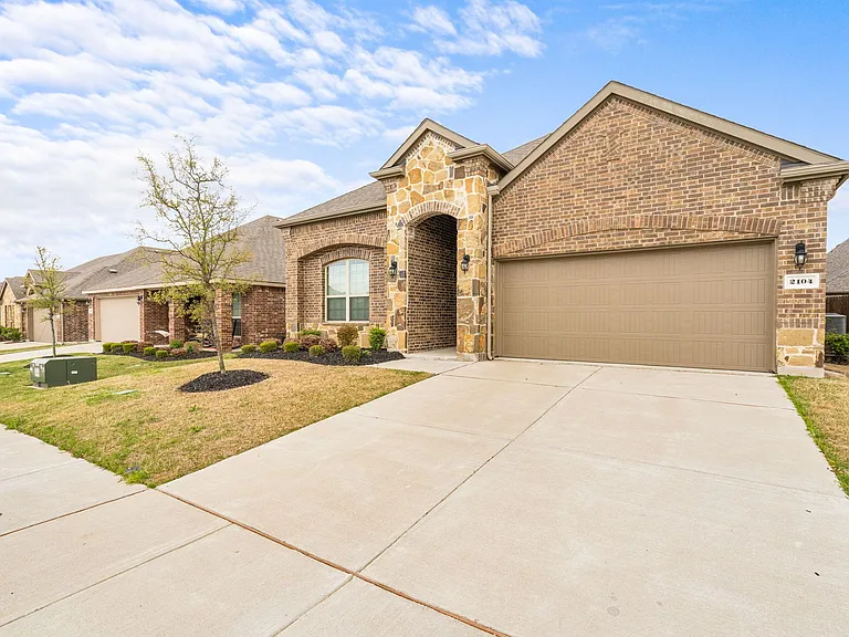 2104 Lake Cliff Dr — Photo 2