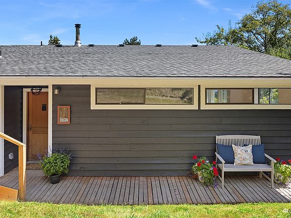 A peaceful and private location to enjoy the local wildlife. Bald Eagles soar overhead daily. Deer roam the yard. And you can hear the call of Ospreys as they fish.>