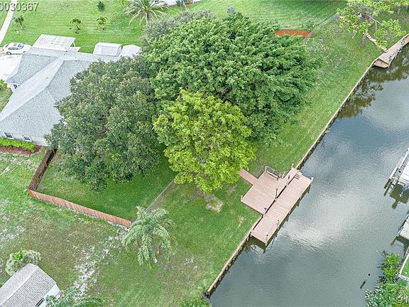 5th image of 332 NE Camelot Dr