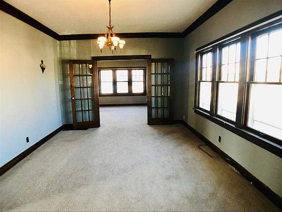 3rd image of 910 6th Ave