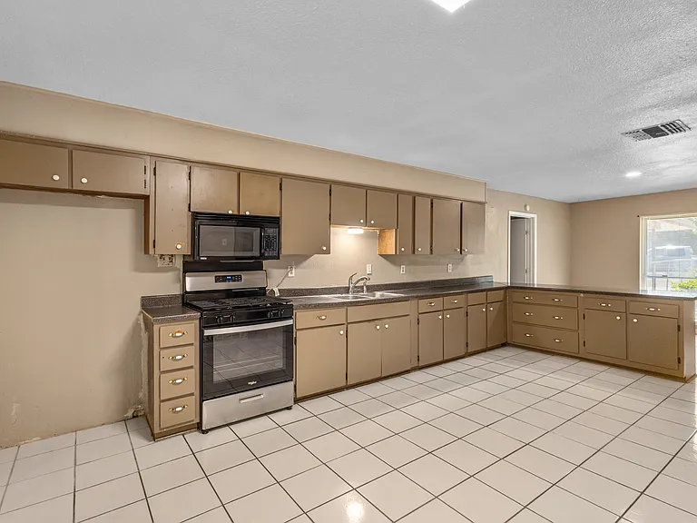 146 Stapleton St — Photo 4