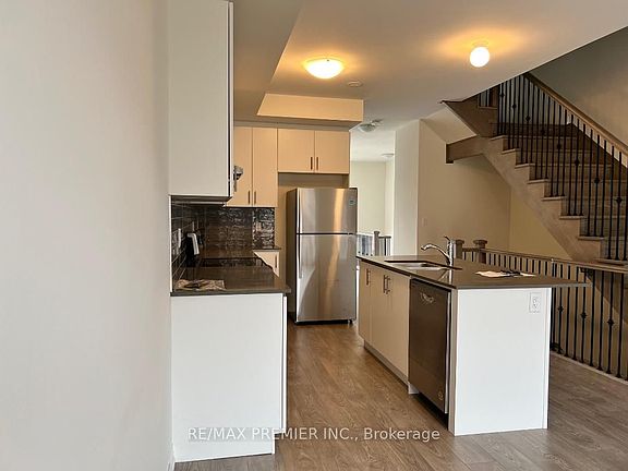 5th image of 8 Cherry Hill Ln