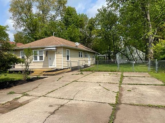 3rd image of 2487 Willow Beach St