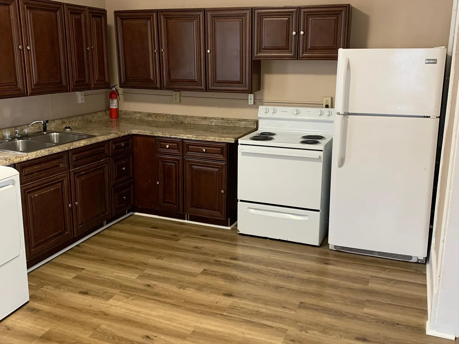 8 bed, 2760 sqft, $516 — Photo 2