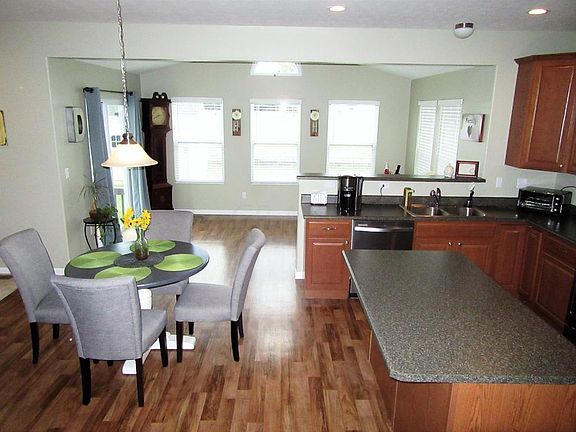 5th image of 96 Parkdale Dr