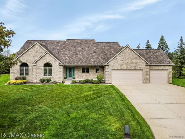 37092 Dickinson Ct, Farmington Hills, MI 48335