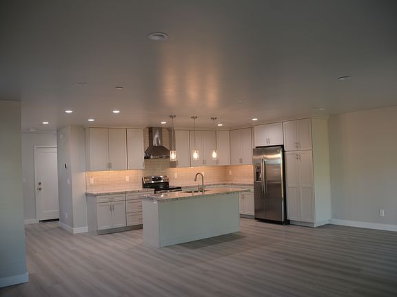 4th image of 1389 McKendrie St