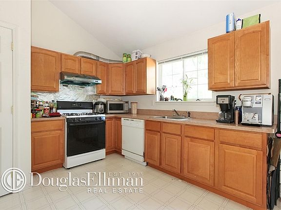 5th image of 24 N Howell Ave