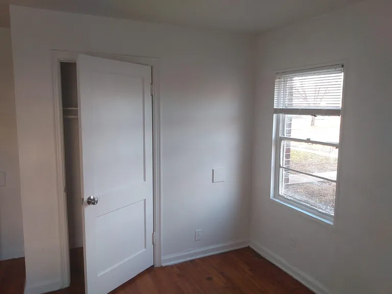 2504 Thompson Ave — Photo 10