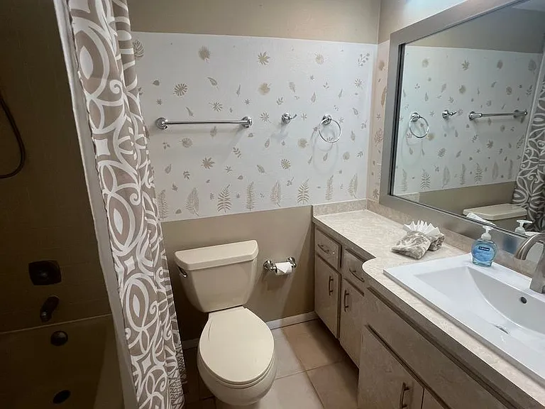 1433 Mediterranean Dr #E — Photo 20