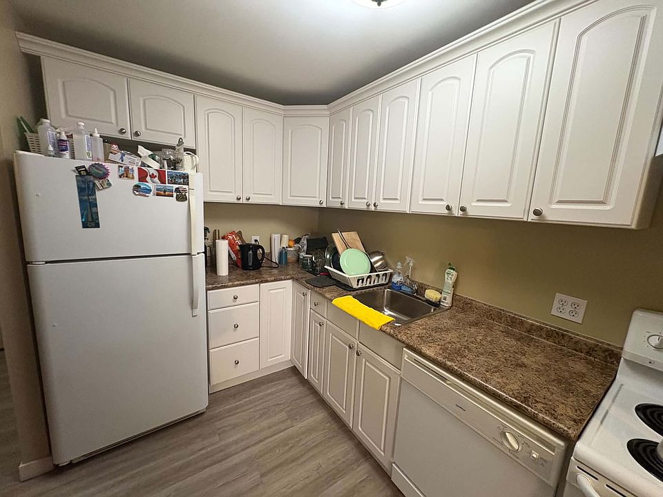 1st image of 476 Kenaston Blvd #208