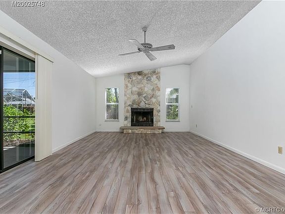 3rd image of 1186 SE Menores Ave
