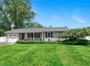 7 Harrison Ave, Setauket, NY 11733