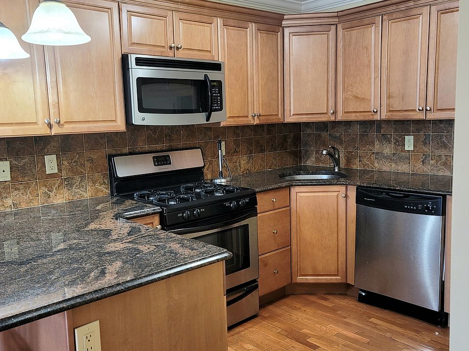 Granite & Stainless Kitchen with Breakfast Bar-Lots of cabinets & storage