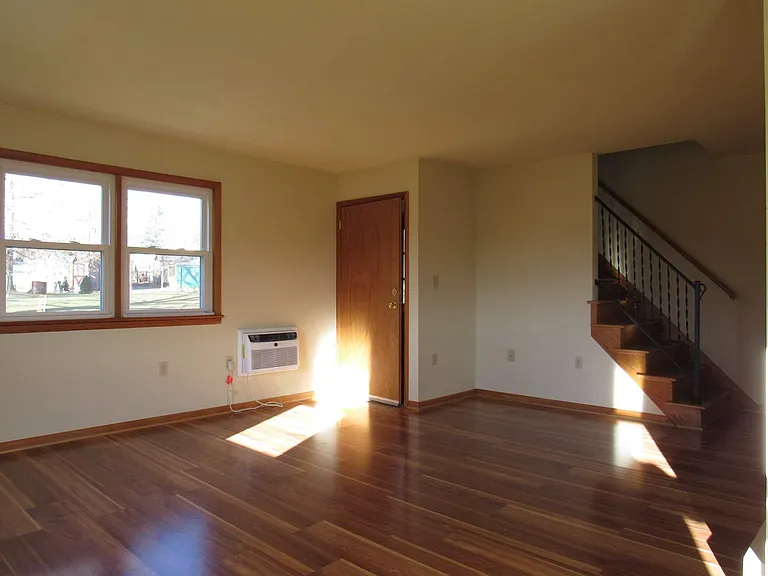 960 Stony Bridge Dr — Photo 2