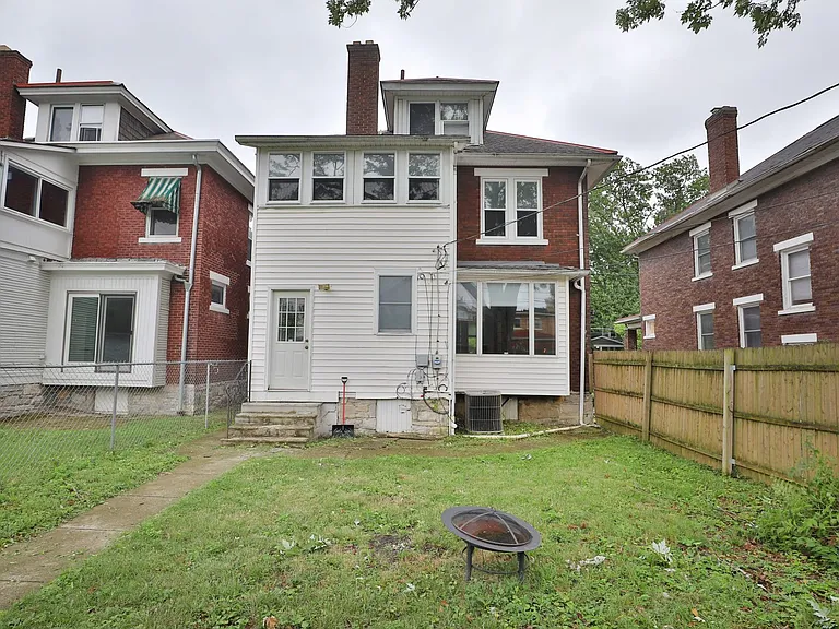 2403 Summit St — Photo 32