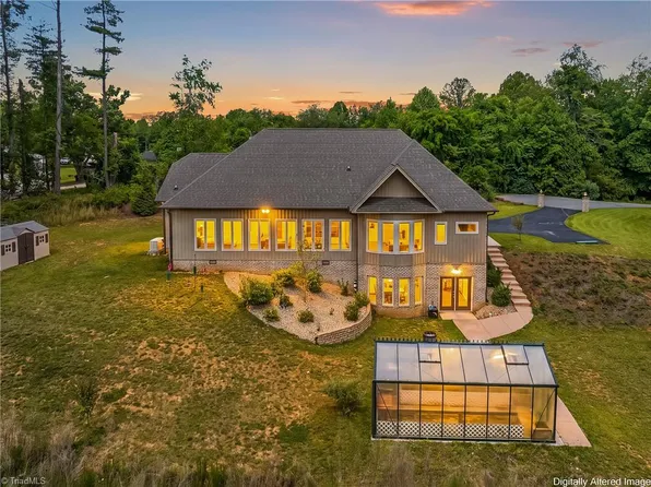 153 Woodridge Dr, Mount Airy, NC 27030