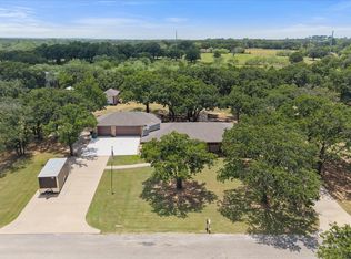 902 Greenbriar Dr, Joshua, TX 76058