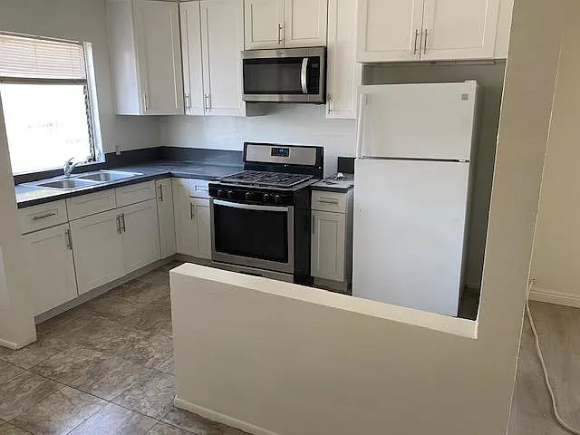 6925 Whitsett Ave — Photo 4